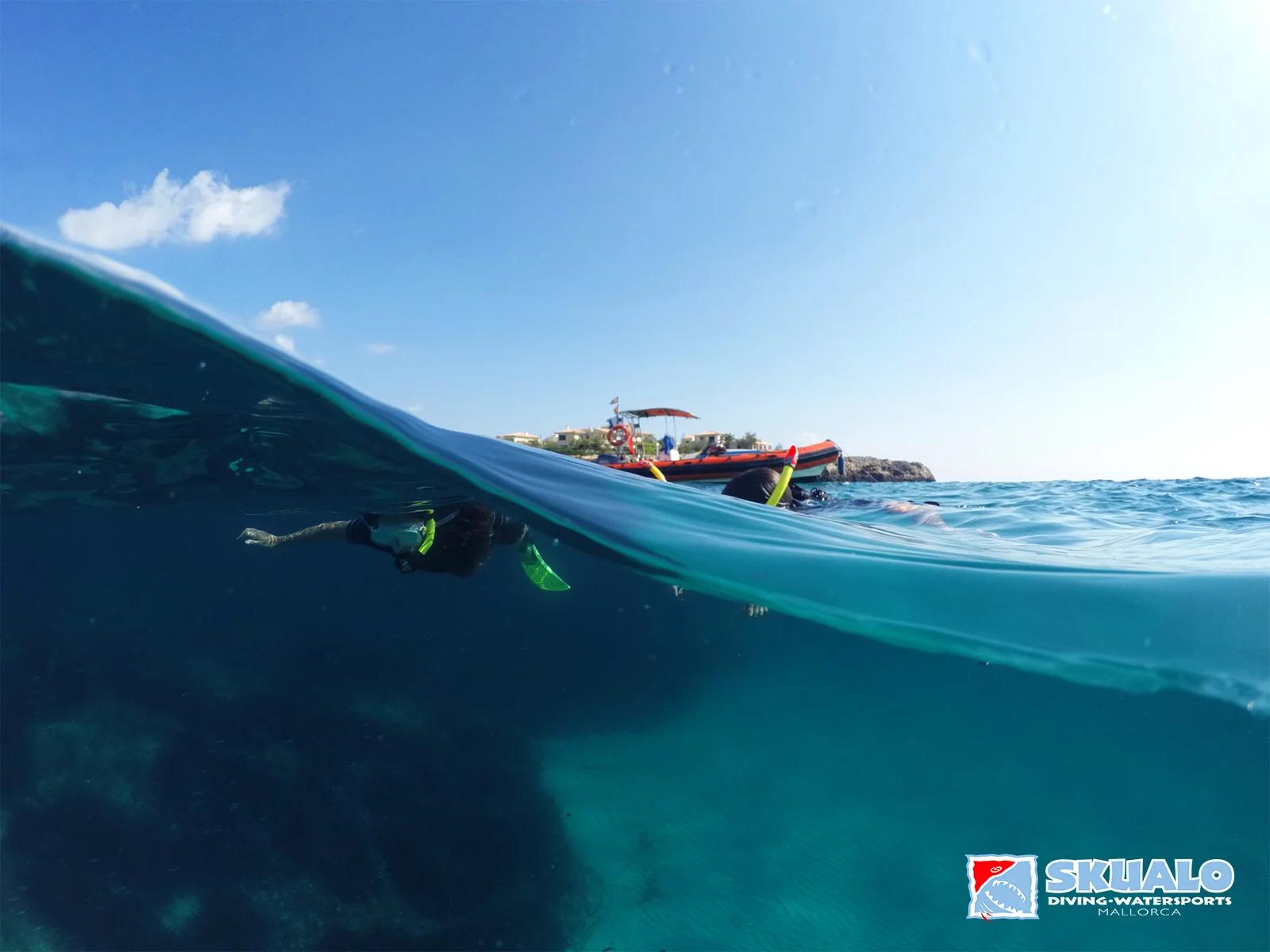 Snorkeling-from-a-boat-in-mallorca