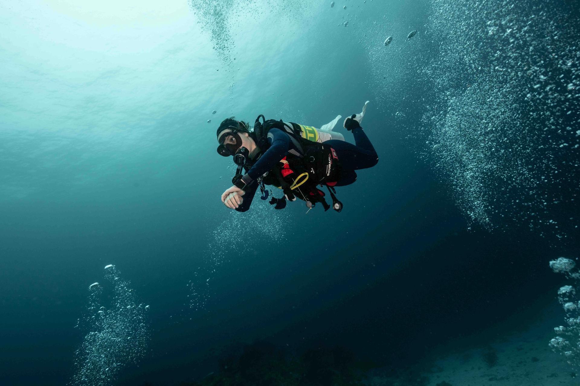 advanced-open-water-diver-course-moalboal-philippines